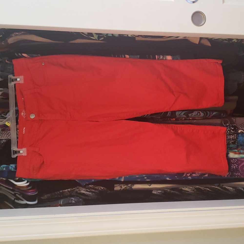 14 St. John's Bay Red Capris